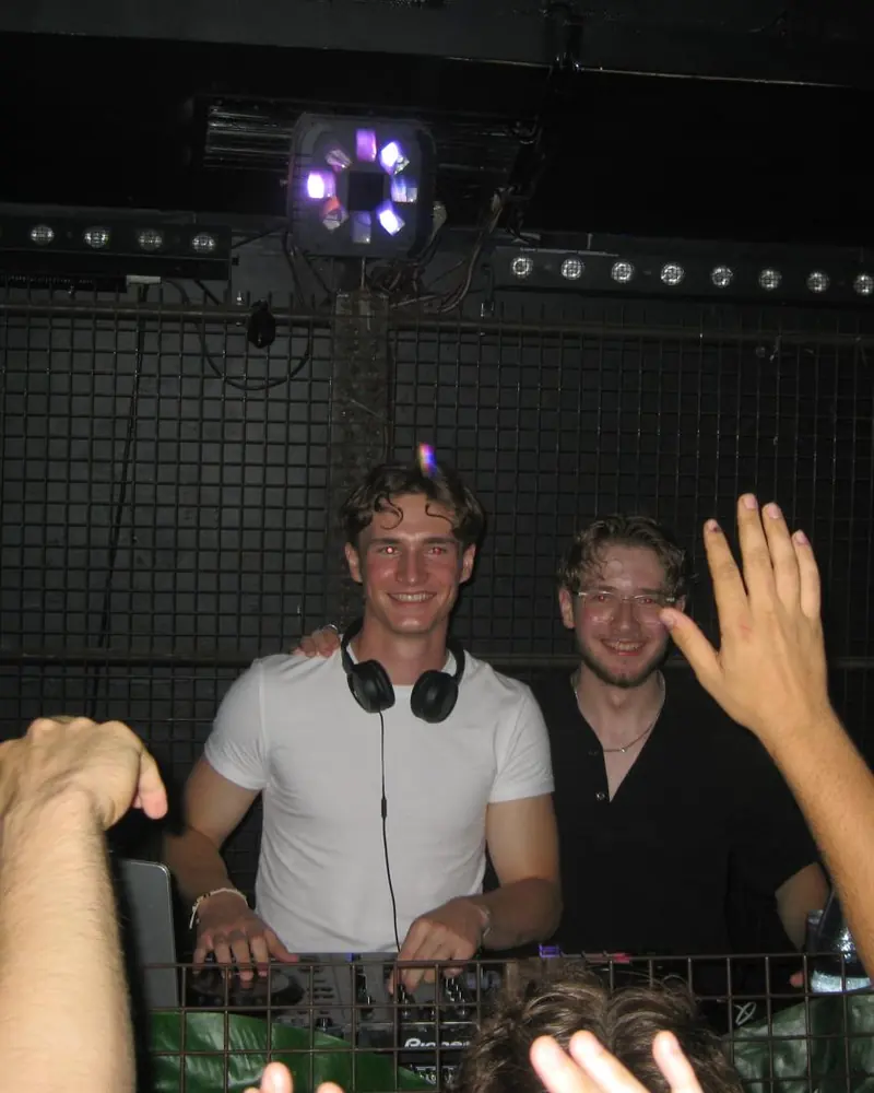 DJ Simon Beermann am DJ-Pult