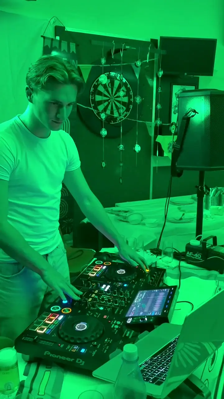 DJ Simon Beermann am Pioneer XDJ RX3 im grünen Licht