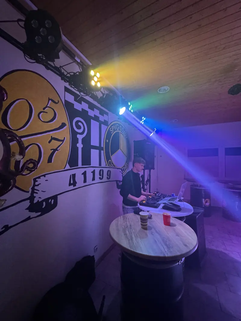 Lichtshow über dem DJ-Pult im Vereinsheim