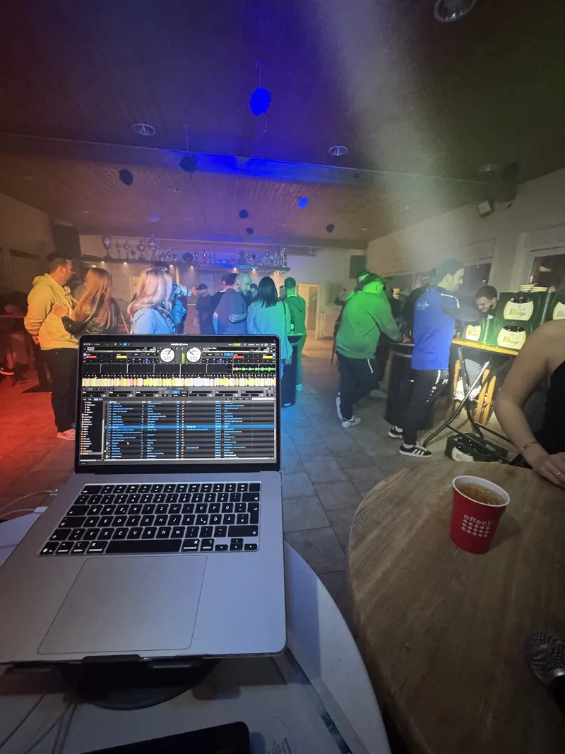 Blick vom DJ-Pult mit Serato DJ auf die Tanzfläche