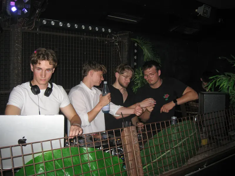DJ Simon Beermann mit Gästen am DJ-Pult
