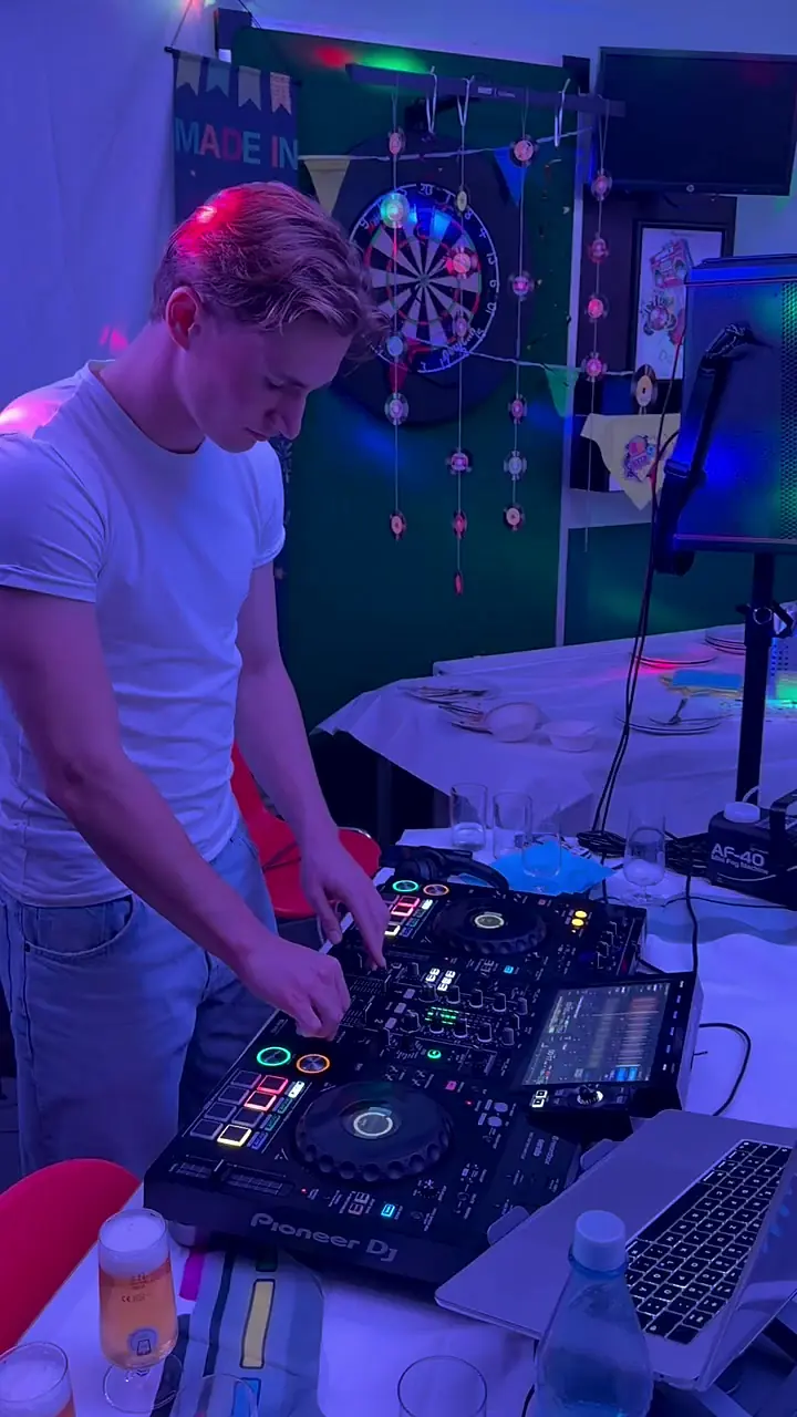 DJ Simon Beermann beim Auflegen im Farblicht
